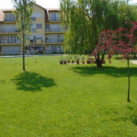 Venusz Apartman Cserkeszőlő Exterior foto