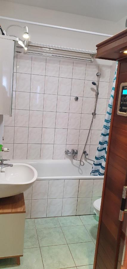 Venusz Apartman Cserkeszőlő Exterior foto